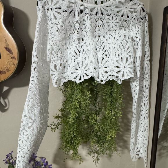 Elegant White Floral Lace Crop Top - Picture 2 of 6